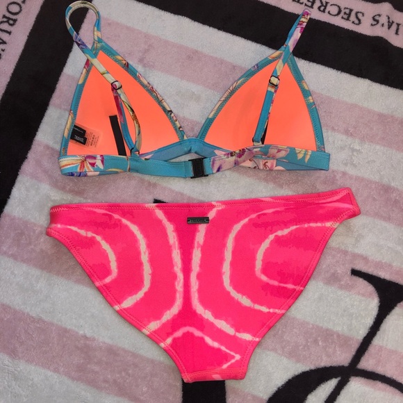 Triangl Floral Bikini - Picture 2 of 8